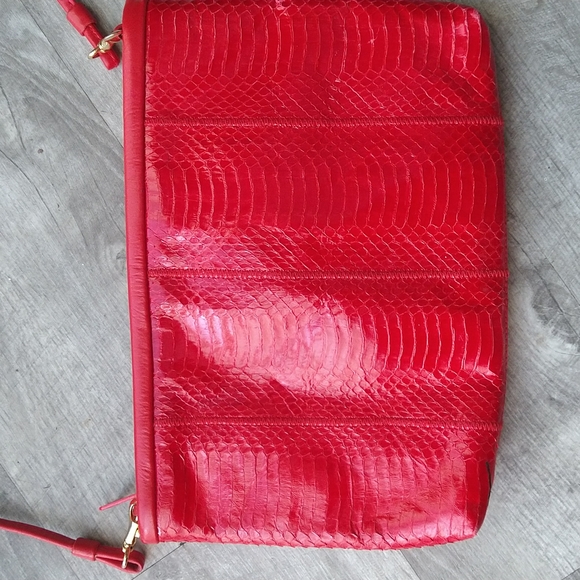 💋Lipstick Red Snakeskin Purse - Picture 2 of 4
